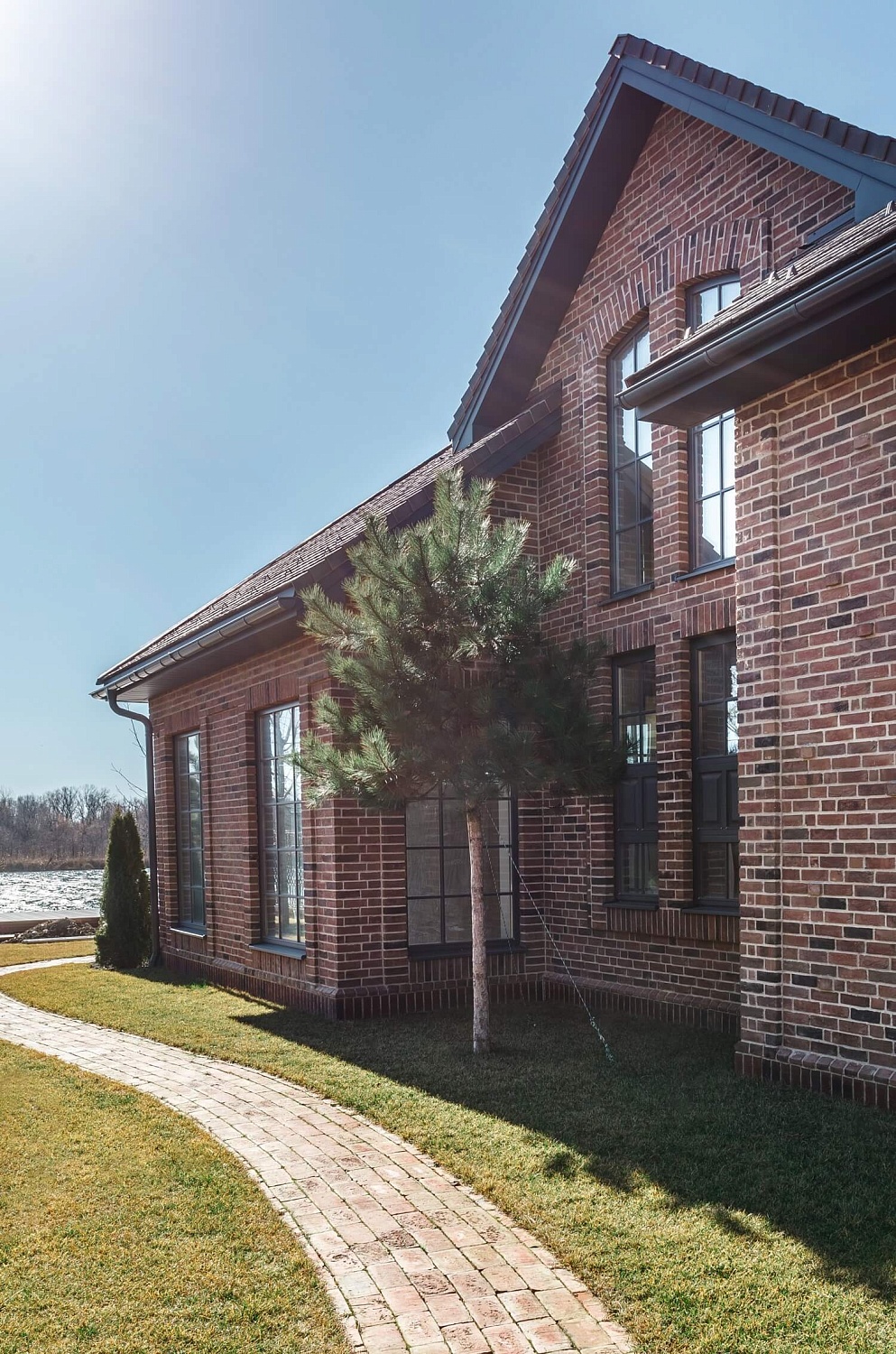 Зона барбекю частного дома с кирпичной кладкой, материалы MAXPOL